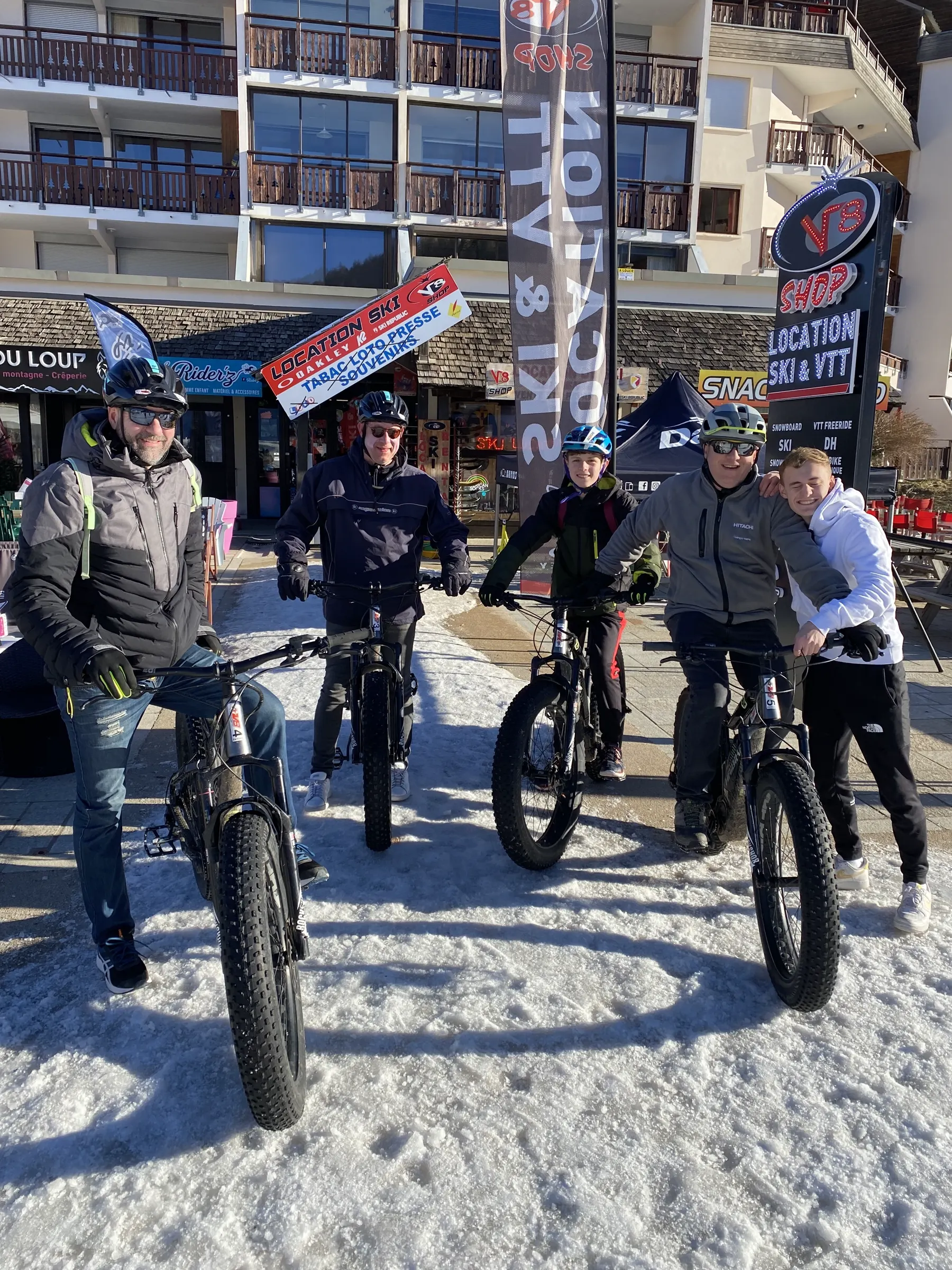 Groupe équipé de fatbikes devant V8 Shop