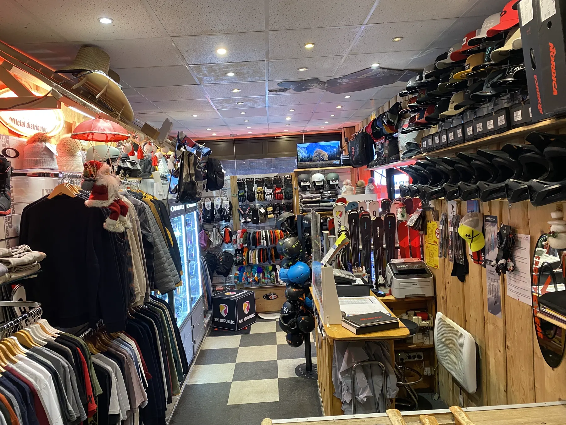 Intérieur et espace équipement V8 Shop