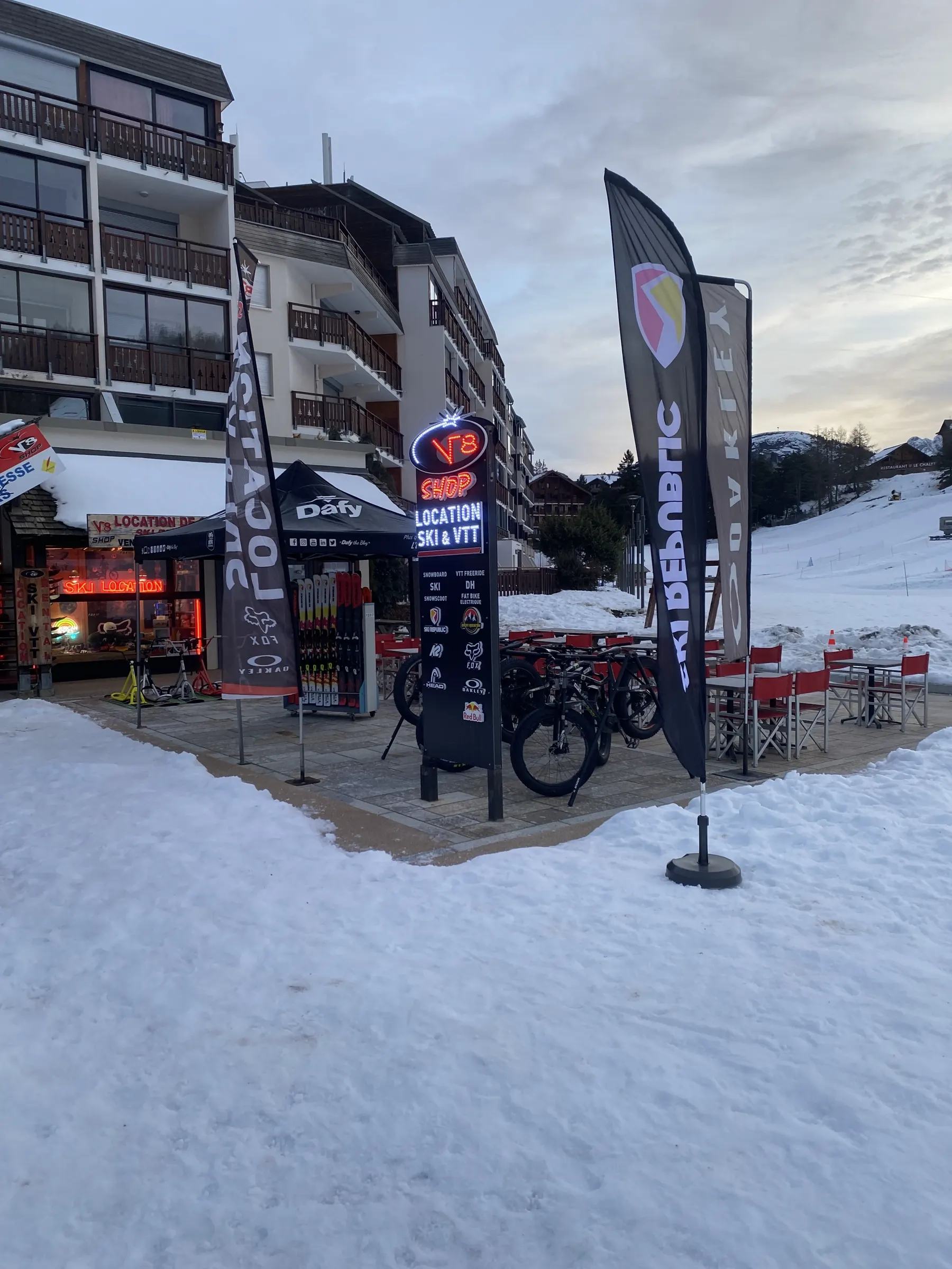 V8 Shop sur le front de neige de La Joue du Loup