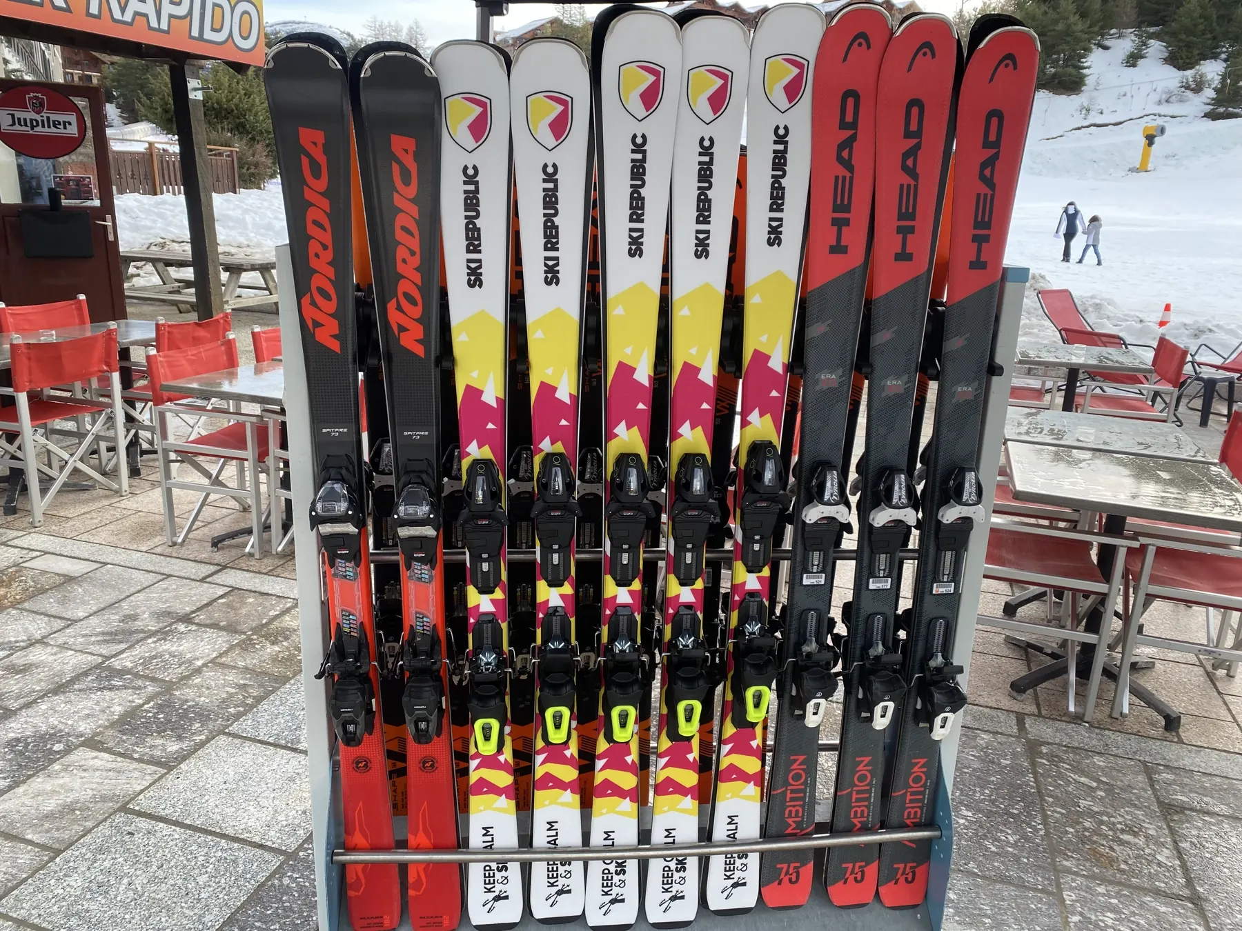Parc de skis disponible devant V8 Shop